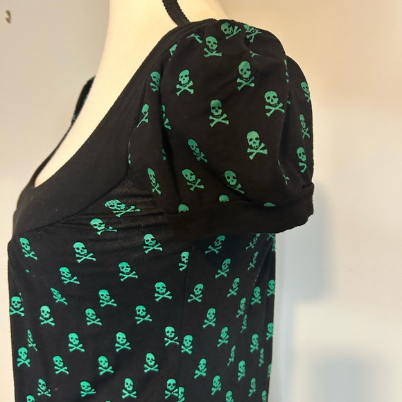 90's Skull and Cross Bone Capped Sleeve Women's Blouse with Scoop Neckline Med - Picture 2 of 6